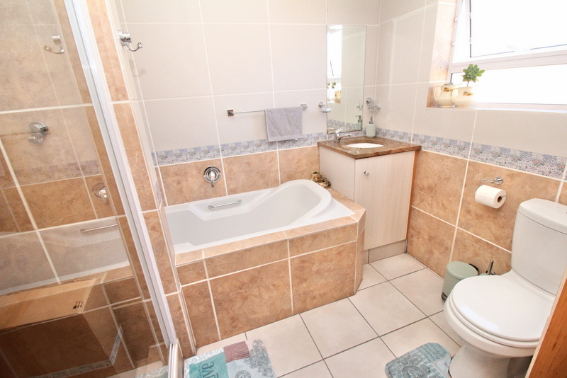 8 Bedroom Property for Sale in Mountainside Western Cape